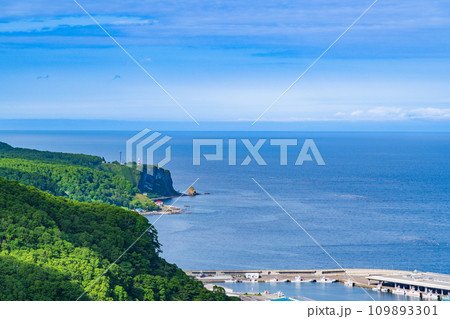 羅臼の海と町とそして国後 羅臼の海と町とそして国後 109893301