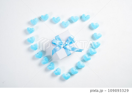 ホワイトデーのプレゼントを包むハート 109893329