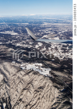 上空から観る冬の雪山（青森県） 109893453