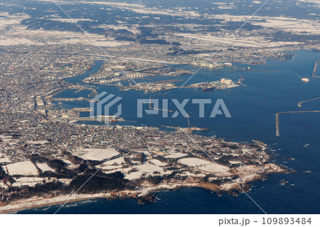 上空から観る冬の八戸市街(青森県) 上空から観る冬の八戸市街(青森県) 109893484