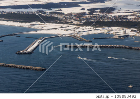 上空から観る冬の三沢港(青森県) 上空から観る冬の三沢港(青森県) 109893492