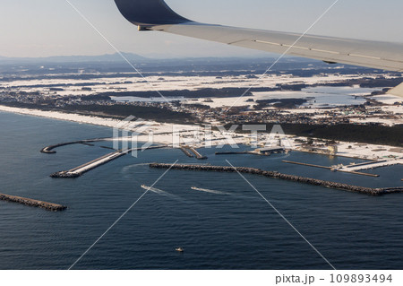 上空から観る冬の三沢漁港(青森県) 上空から観る冬の三沢漁港(青森県) 109893494