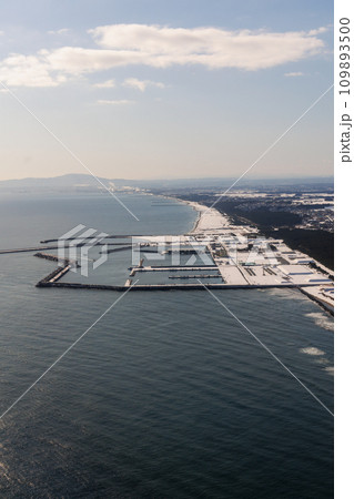 上空から観る冬の三沢漁港(青森県) 上空から観る冬の三沢漁港(青森県) 109893500