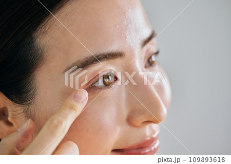 右目に指を当てる30代女性 109893618