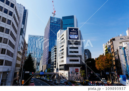 東京・渋谷　宮益坂上交差点付近の風景 109893937