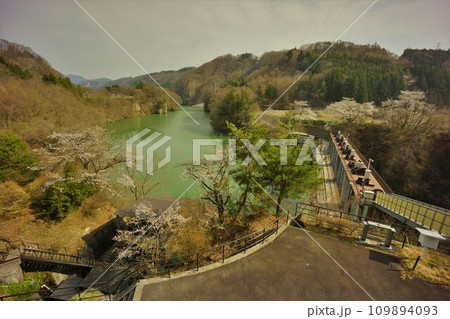 平出ダムの堤体とみさと湖 平出ダムの堤体とみさと湖 109894093