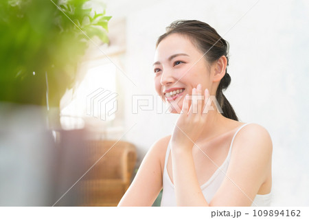 肌ケアをする女性 109894162