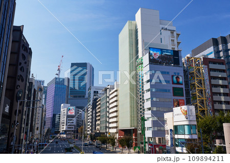 東京・渋谷　渋谷駅周辺の街並み　（青山通り） 109894211