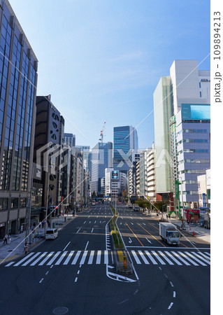 東京・渋谷　渋谷駅周辺の街並み　（青山通り） 109894213