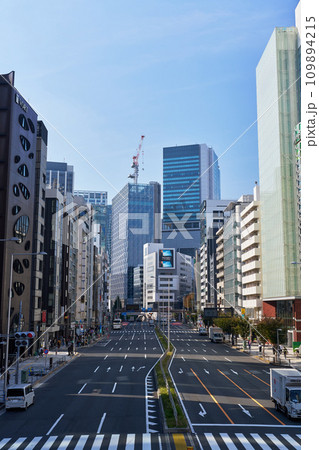東京・渋谷　渋谷駅周辺の街並み　（青山通り） 109894215