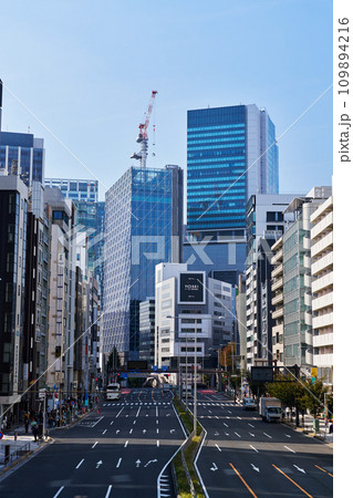 東京・渋谷　渋谷駅周辺の街並み　（青山通り） 109894216