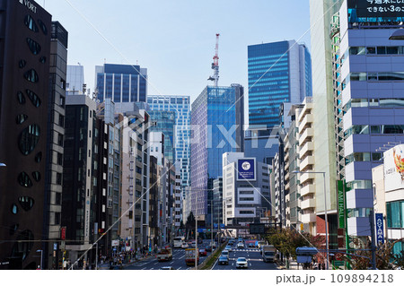 東京・渋谷　渋谷駅周辺の街並み　（青山通り） 109894218