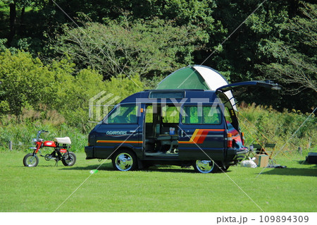 キャンピングカーとミニバイク キャンピングカーとミニバイク 109894309