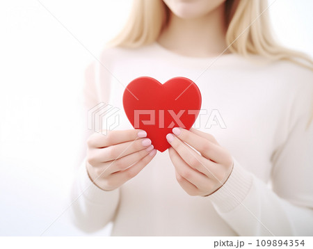 ハートを持つ女性 109894354