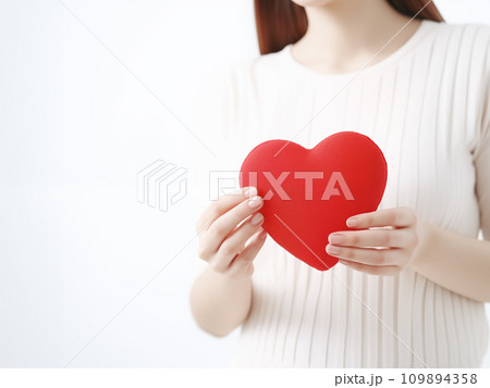 ハートを持つ女性 ハートを持つ女性 109894358