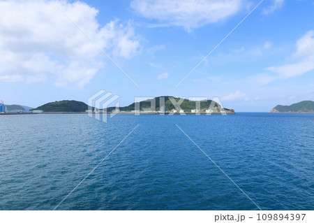 長崎県五島市の福江港から新上五島町の青方港までのフェリー旅風景 長崎県五島市の福江港から新上五島町の青方港までのフェリー旅風景 109894397