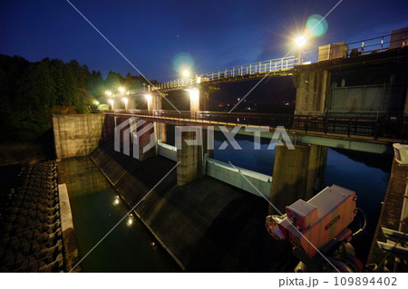 夜の神水ダムの堤体 夜の神水ダムの堤体 109894402