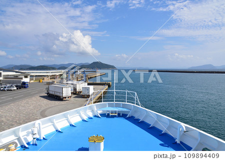 長崎県五島市の福江港から新上五島町の青方港までのフェリー旅風景 109894409