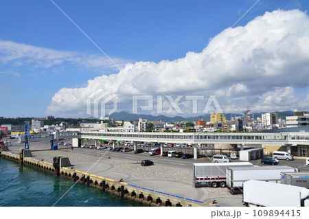 長崎県五島市の福江港から新上五島町の青方港までのフェリー旅風景 109894415