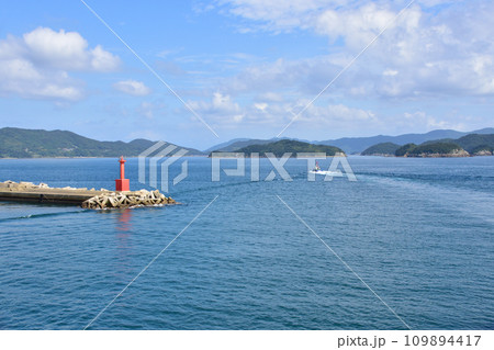 長崎県五島市の福江港から新上五島町の青方港までのフェリー旅風景 109894417
