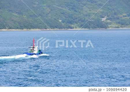 長崎県五島市の福江港から新上五島町の青方港までのフェリー旅風景 109894420
