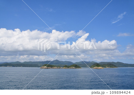 長崎県五島市の福江港から新上五島町の青方港までのフェリー旅風景 109894424