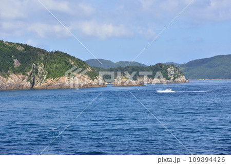長崎県五島市の福江港から新上五島町の青方港までのフェリー旅風景 109894426