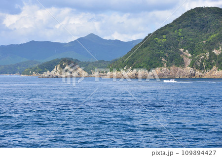 長崎県五島市の福江港から新上五島町の青方港までのフェリー旅風景 109894427