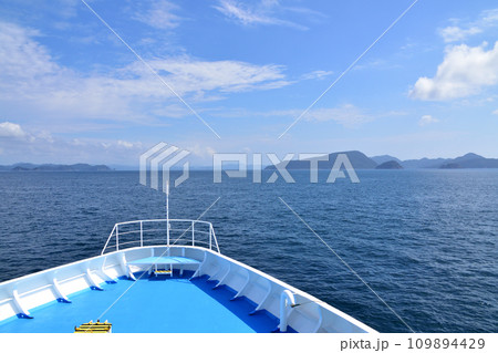 長崎県五島市の福江港から新上五島町の青方港までのフェリー旅風景 109894429