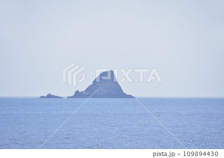 長崎県五島市の福江港から新上五島町の青方港までのフェリー旅風景 109894430