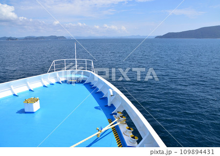 長崎県五島市の福江港から新上五島町の青方港までのフェリー旅風景 109894431