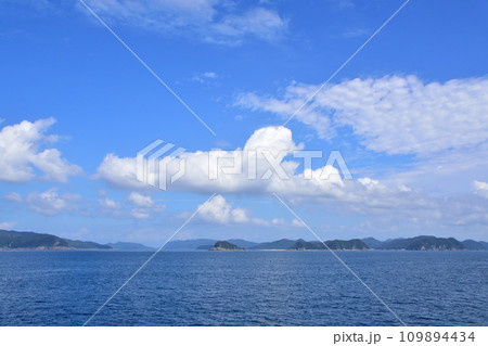 長崎県五島市の福江港から新上五島町の青方港までのフェリー旅風景 長崎県五島市の福江港から新上五島町の青方港までのフェリー旅風景 109894434