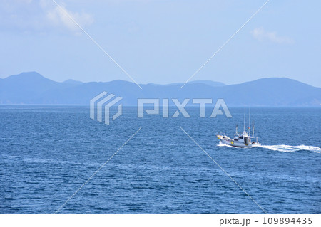 長崎県五島市の福江港から新上五島町の青方港までのフェリー旅風景 109894435