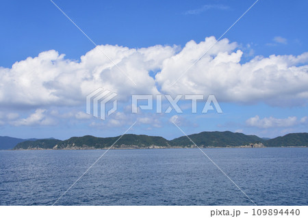 長崎県五島市の福江港から新上五島町の青方港までのフェリー旅風景 長崎県五島市の福江港から新上五島町の青方港までのフェリー旅風景 109894440