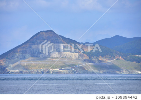 長崎県五島市の福江港から新上五島町の青方港までのフェリー旅風景 長崎県五島市の福江港から新上五島町の青方港までのフェリー旅風景 109894442