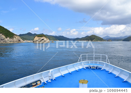 長崎県五島市の福江港から新上五島町の青方港までのフェリー旅風景 長崎県五島市の福江港から新上五島町の青方港までのフェリー旅風景 109894445