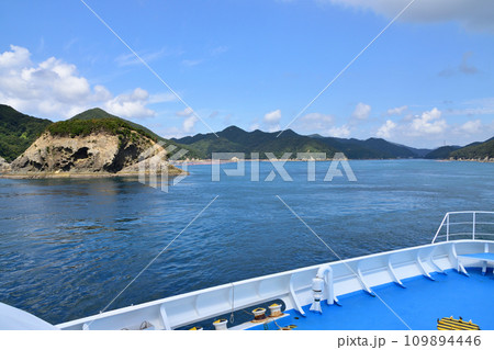 長崎県五島市の福江港から新上五島町の青方港までのフェリー旅風景 109894446
