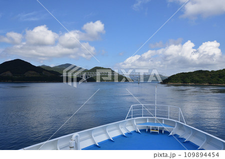 長崎県五島市の福江港から新上五島町の青方港までのフェリー旅風景 109894454