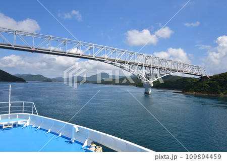 長崎県五島市の福江港から新上五島町の青方港までのフェリー旅風景 109894459