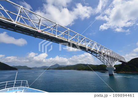 長崎県五島市の福江港から新上五島町の青方港までのフェリー旅風景 長崎県五島市の福江港から新上五島町の青方港までのフェリー旅風景 109894461