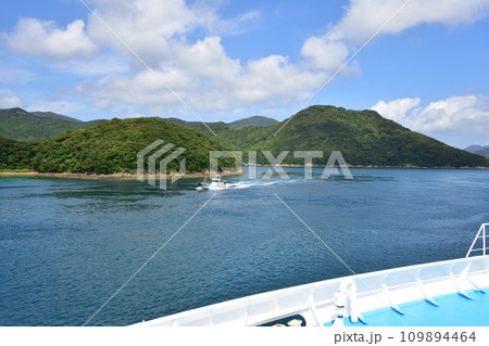 長崎県五島市の福江港から新上五島町の青方港までのフェリー旅風景 109894464