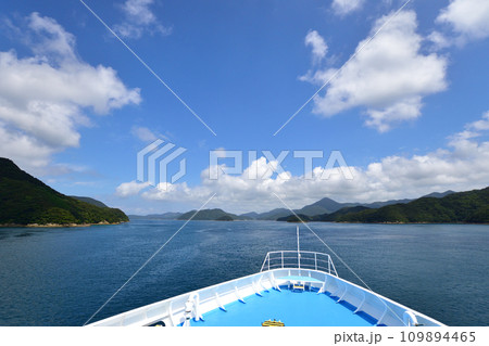 長崎県五島市の福江港から新上五島町の青方港までのフェリー旅風景 長崎県五島市の福江港から新上五島町の青方港までのフェリー旅風景 109894465