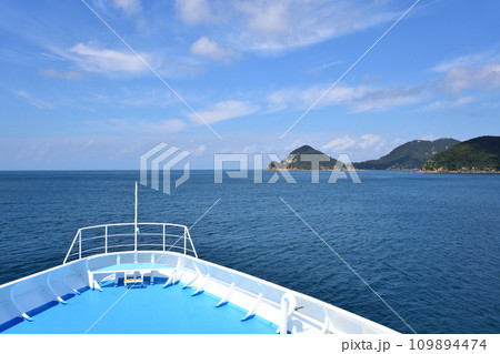 長崎県五島市の福江港から新上五島町の青方港までのフェリー旅風景 109894474