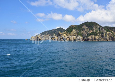 長崎県五島市の福江港から新上五島町の青方港までのフェリー旅風景 109894477