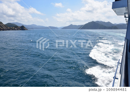 長崎県五島市の福江港から新上五島町の青方港までのフェリー旅風景 長崎県五島市の福江港から新上五島町の青方港までのフェリー旅風景 109894481