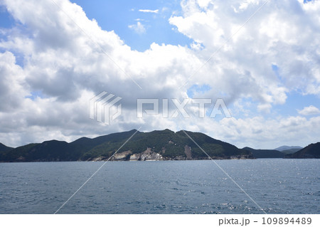 長崎県五島市の福江港から新上五島町の青方港までのフェリー旅風景 109894489