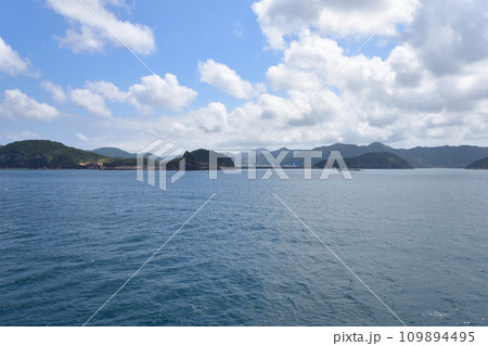 長崎県五島市の福江港から新上五島町の青方港までのフェリー旅風景 長崎県五島市の福江港から新上五島町の青方港までのフェリー旅風景 109894495