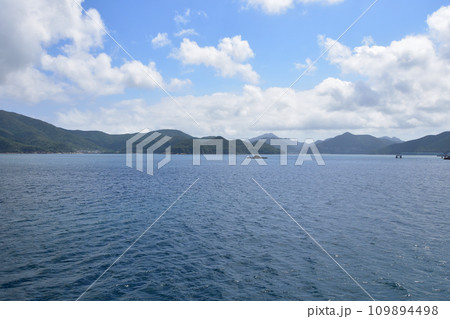 長崎県五島市の福江港から新上五島町の青方港までのフェリー旅風景 109894498