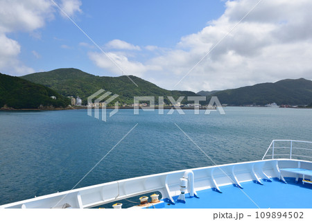 長崎県五島市の福江港から新上五島町の青方港までのフェリー旅風景 109894502
