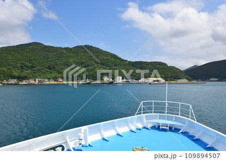 長崎県五島市の福江港から新上五島町の青方港までのフェリー旅風景 長崎県五島市の福江港から新上五島町の青方港までのフェリー旅風景 109894507
